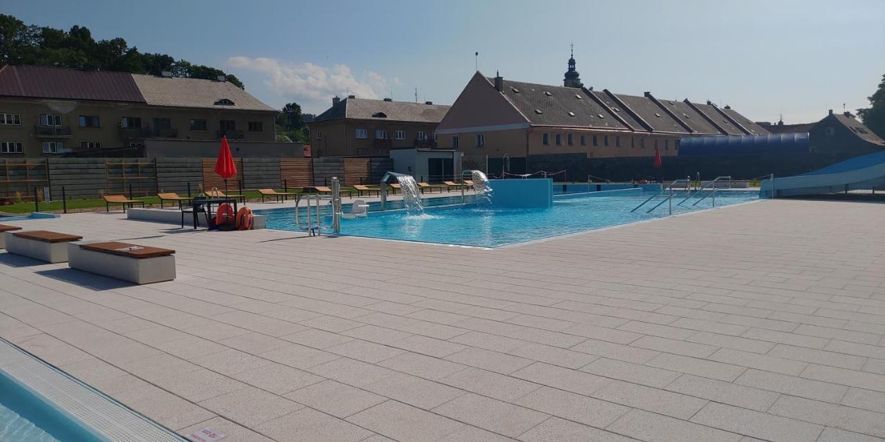 Apartman Namesti Hostinne Exterior photo
