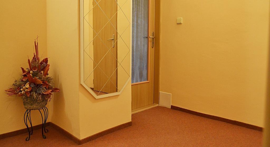 Apartman Namesti Hostinne Exterior photo